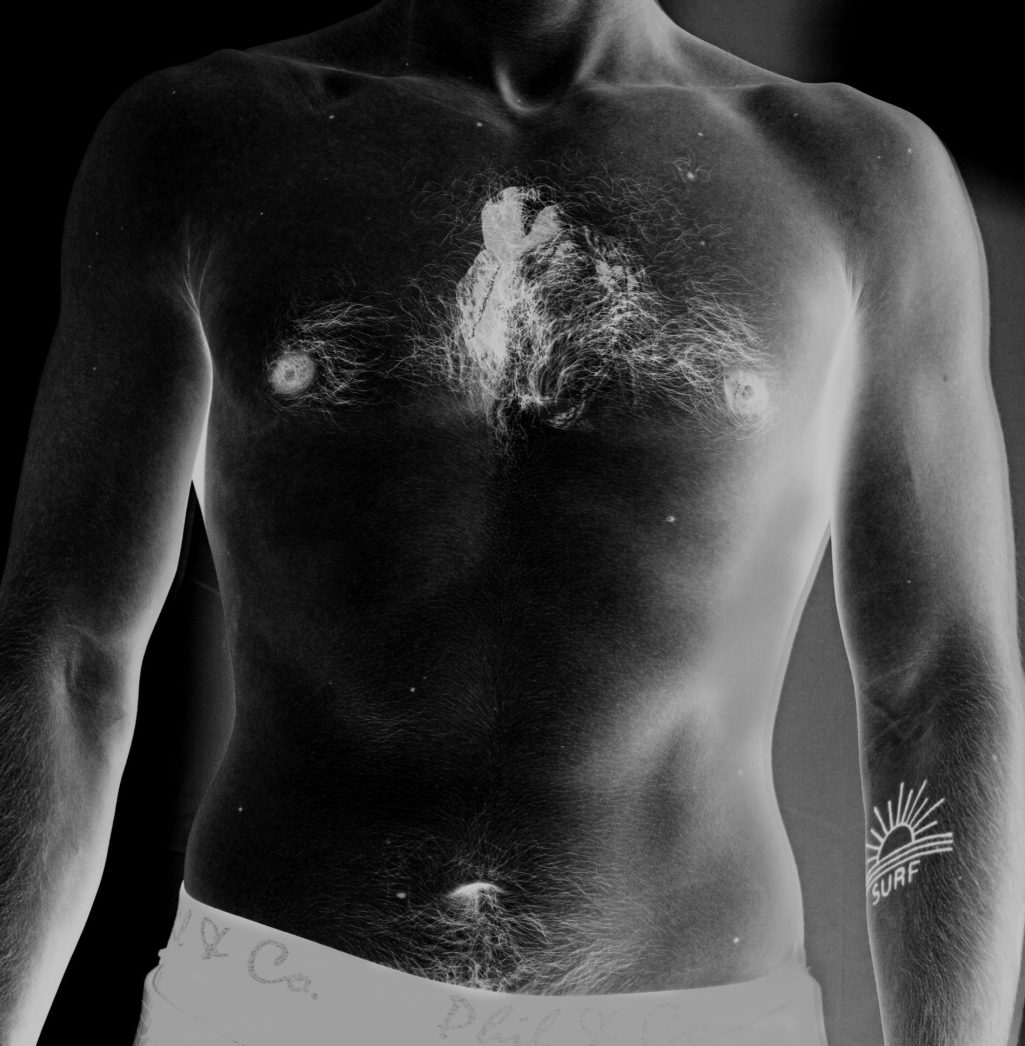 Entdecken Sie ihren Körper Eine Person mit einem glitzernden Herz, das aus ihrer Kleidung herausragt.